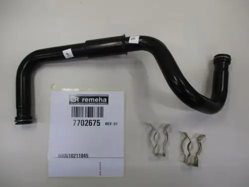 Schwarzes Rücklaufrohr von Remeha mit gebogenem Design, begleitet von zwei klaren Haltern. Artikelnummer auf dem Etikett deutlich sichtbar.